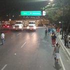  Las volquetes cerraron el puente de la Unidad Nacional para evitar las manifestaciones en la ciudad. 