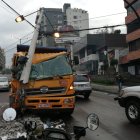  El golpe fue tan fuerte que el parante se desprendió en su totalidad. Fue así que la estructura quedó guindada y adherida a la parte frontal de la carrocería pesada. 