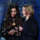  Toni Cornell y Christopher Cornell Jr. aceptaron el premio otorgado a su padre.  