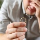  En la demanda presentada ante una corte, la denunciante afirma sentirse asfixiada “por el amor y el afecto extremo”. 