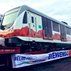  A primera hora, grandes plataformas con los vagones del metro se divisaron en la entrada de Quito, con letreros que rezaban: “El metro está llegando. Bienvenido”. 