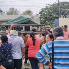  En los exteriores del centro carcelario, familiares de los ppl reclaman por información.  