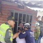  Autoridades llegaron al lugar para socorrer a la señora. 