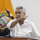  Las personas y servidores que deban prestar un servicio público quedan exceptuadas de esta limitación. 