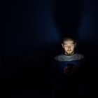  La exposición a “luces intermitentes a ciertas intensidades o ciertos patrones visuales” puede desencadenar convulsiones en aproximadamente el 3 % de quienes sufren de epilepsia fotosensible. 