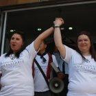  Agosto de 2013. Pamela Troya y Gabriela Correa llegaron al Registro Civil, en Quito, para intentar casarse. 