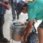  El expendio de comida en la calle no mantiene medidas sanitarias. 