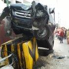  El percance se produjo en una peligrosa curva. Furgoneta quedó sobre una base de cemento. 