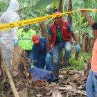  Personal de Criminalística retira el cuerpo de una de las jóvenes halladas sin vida en un canal de riego. 