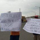  Un grupo de residentes, que presta el servicio de taxi ejecutivo, se levantó con carteles para pedir la regularización de sus vehículos. 