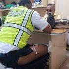  El cabo Cristopher Jarro Carvajal quedó con el pantalón roto por el ataque. 