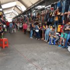  Cada uno de los comerciantes fue sacando los productos y los fue colocando en el mostrador sin quitarles el ojo de encima.    