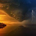  Refrencial. Un joven de 17 años, cuya identidad no ha sido revelada, también fue alcanzado por la descarga eléctrica y rescatado del agua por bañistas. 