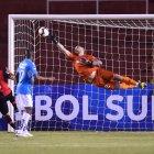  El arquero de Universidad Católica, Hernán Galíndez, rechaza un balón en una espectacular atajada, en el partido de la Copa Sudamericana ante Melgar yen el estadio Monumental de UNSA en Arequipa, Perú. 