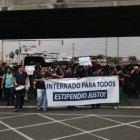  En Guayaquil, estudiantes de Medicina realizaron una marcha por el norte de la ciudad, para exigir un estipendio justo. 