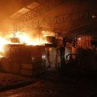  Miembros del Cuerpo de Bomberos de la ciudad arribaron con autobombas, tanqueros y un camión escalera. 