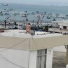  Las calientes escenas, desatadas por una extrovertida pareja, habrían sido grabadas en una zona céntrica de la ciudad de Manta, provincia de Manabí. 