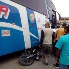  La moto terminó debajo del bus por el impacto. 