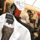   Vendedores en una tienda venden ropa falsificada 