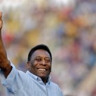  La leyenda del fútbol Pelé posa durante un acto de una marca suiza de relojes celebrado el 2 de abril en París. 