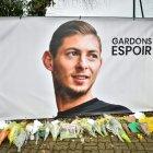  Fanáticos de Nantes F.C, equipo donde jugaba el argentino, colocaron flores en los exteriores del estadio.  