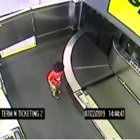  Lorenzo quedó atrapado por 5 minutos en la banda de transporte de maletas  