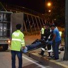  El joven, tras el impacto, quedó tendido en la vereda de la avenida 25 de Junio de Machala. 