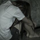  La adolescente habría sido abusada sexualmente siempre que su madre no estaba en casa. 