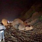  Un tramo de la carretera Cuenca-Molleturo-El Empalme fue bloqueador por inmensas rocas que cayeron. 