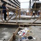  Según moradores del sector, transeúntes arrojan basura en la repavimentación de la calzada. 