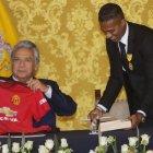  El presidente Lenín Moreno muestra orgulloso la camiseta entregada por el Toño Valencia. 