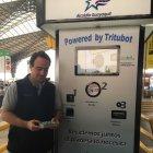  El Municipio de Guayaquil colocó una máquina recolectora de botellas de plástico en la terminal de la metrovía Río Daule. 