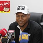  Aquel día, Máximo Banguera se bajó de un carro que cuesta cerca de 100.000 dólares y vestía zapatos de cuatro. 