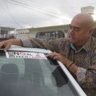  El dirigente Fernando Vargas, colocó el primer sticker a su vehículo. 