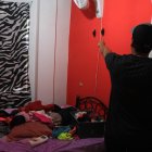  Uno de los afectados muestra el tramo de una pared donde estaba antes un televisor.  