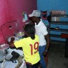  Marilyn Izquierdo junto a su hijo Jhon Jairo Espinoza. 