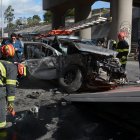  Una camioneta perdió carril y se impactó con un poste de luz y con otro vehículo tipo jeep. 
