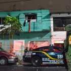  Los vecinos ayudaron apagando el fuego de la vivienda para salvar a los niños. 