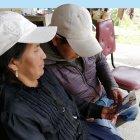  Blanca Carchi, junto a su hijo José observan con dolor la fotografía de Verónica.  