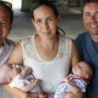  La pareja no tuvo que decidir quién sería el padre biológico de los niños, sino que una mujer trajo al mundo un hijo concebido por cada uno de ellos. 