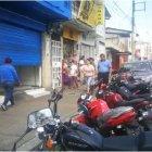  Al local llegaron policías para indagar el robo y recabar información con los colaboradores. 