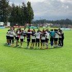  Entre risas, bromas y abrazos, los jugadores del equipo de Sangolquí iniciaron este lunes 21 de octubre una nueva jornada de entrenamiento en su complejo, en el Valle de Los Chillos. 