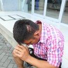  En el lado derecho de su cabeza, Juan tenía una herida aún con manchas de sangre. Debieron suturarle ocho puntos en la zona de corte.  