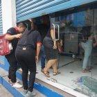  Cuando llegaron los empleados solo les quedó ayudar a limpiar el local que había sido vaciado por los ladrones, disfrazados de manifestantes. 