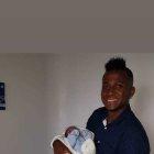  Michael Estrada posa con su hijo recién nacido. 