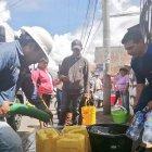  Habitantes se abastecen con agua debido al corte del servicio. 