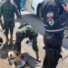  Durante el operativo militar, los uniformados procedieron a revisar una caja que se transportaba en el autobús.  