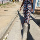  La tía de uno de los heridos señala el sitio donde ocurrió el hecho violento. 