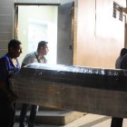  Con la ayuda de entidades estatales asentadas en Milagro, el cadáver de la ciudadana fue retirado la noche del lunes por una prima. 