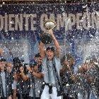  La celebración culminaba con baños de cerveza y Champán mientras mostraban el trofeo a la afición. 